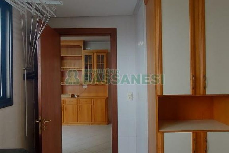 Apto Mobiliado com 155m², 3 dormitórios, 2 vagas, no bairro Rio Branco em Caxias do Sul para Comprar