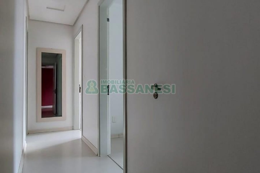 Apto Mobiliado com 100m², 2 dormitórios, 1 vaga, no bairro Sagrada Família em Caxias do Sul para Comprar