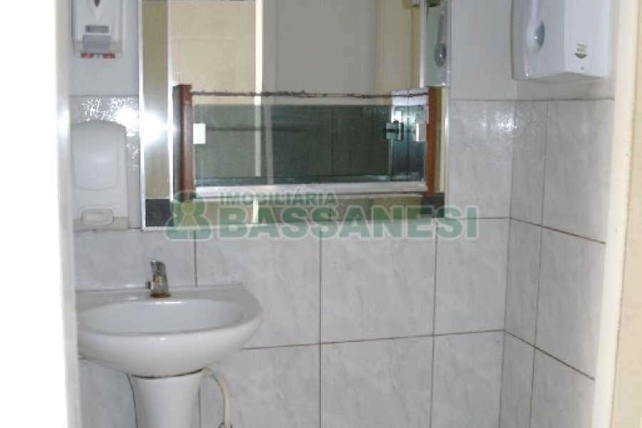 Loja com 360m², no bairro São Pelegrino em Caxias do Sul para Alugar