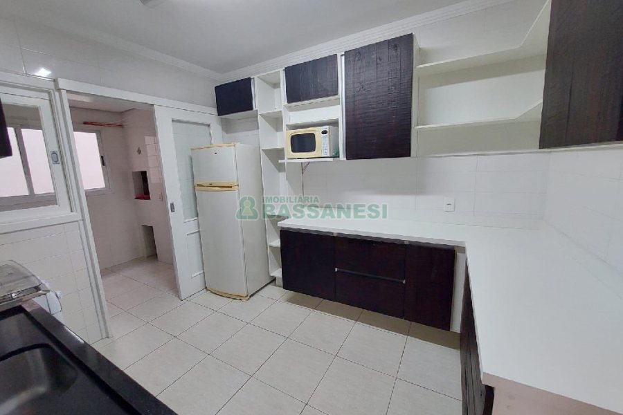 Apto Mobiliado com 95m², 3 dormitórios, 2 vagas, no bairro Cinqüentenário em Caxias do Sul para Comprar