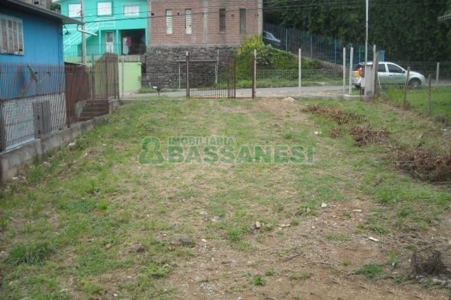 Terreno com 360m², 2 vagas, no bairro Centenario em Caxias do Sul para Alugar