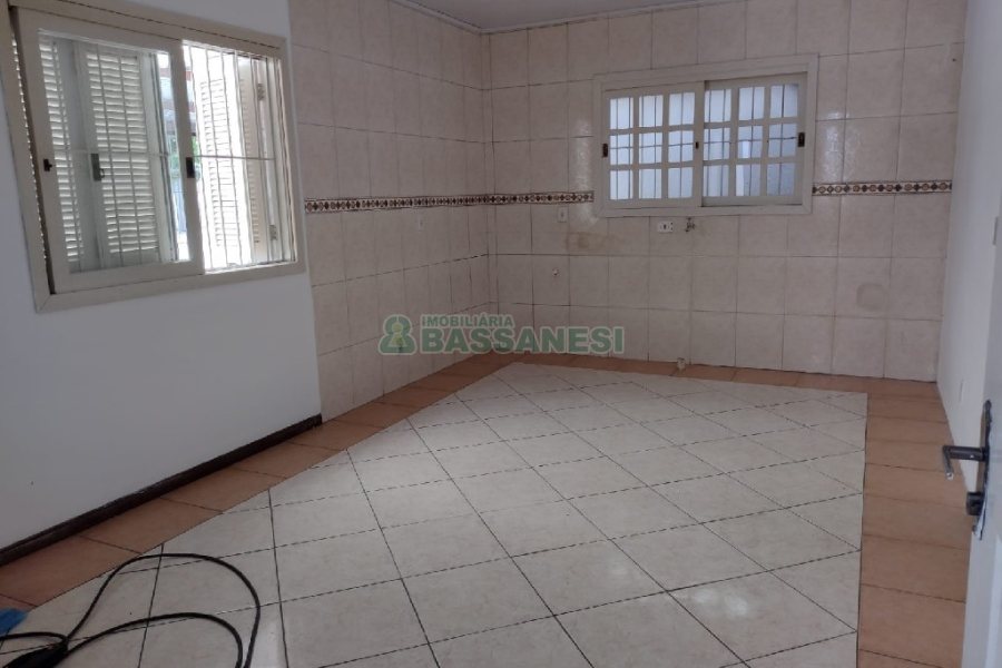 Casa com 215m², 5 dormitórios, 2 vagas, no bairro Charqueadas em Caxias do Sul para Comprar