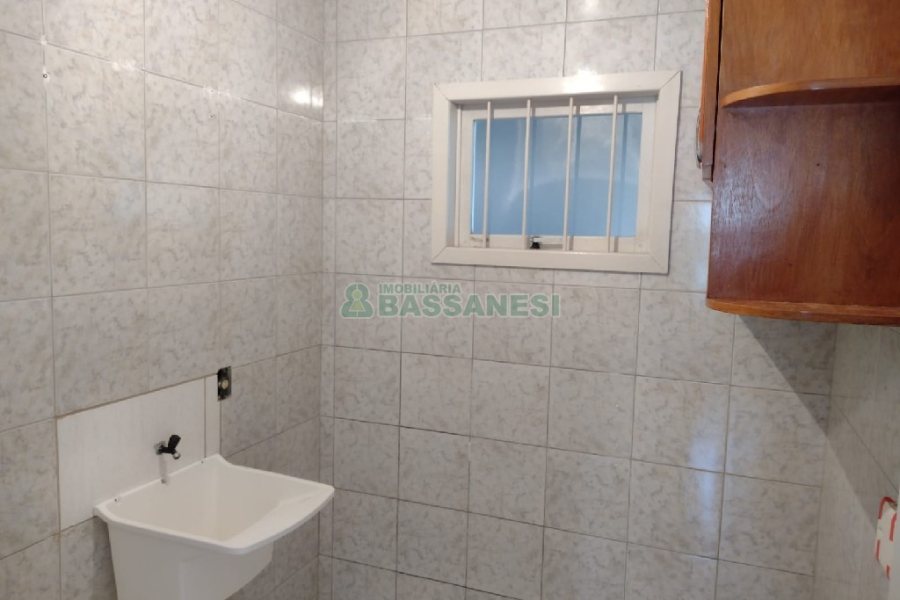Casa com 215m², 5 dormitórios, 2 vagas, no bairro Charqueadas em Caxias do Sul para Comprar