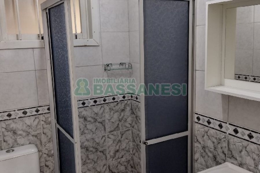 Casa com 215m², 5 dormitórios, 2 vagas, no bairro Charqueadas em Caxias do Sul para Comprar