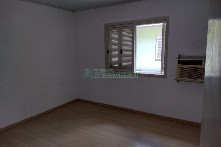 Casa com 215m², 5 dormitórios, 2 vagas, no bairro Charqueadas em Caxias do Sul para Comprar