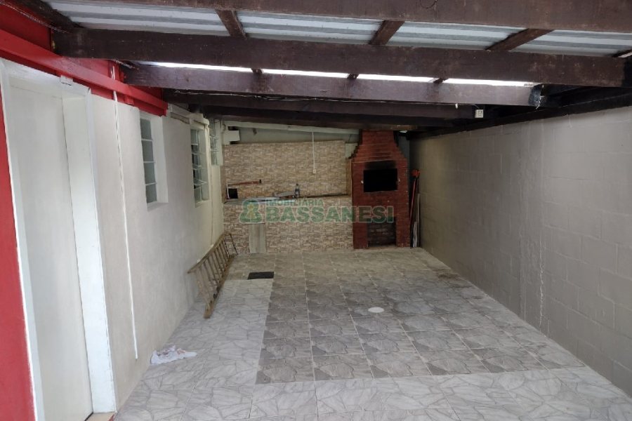 Casa com 215m², 5 dormitórios, 2 vagas, no bairro Charqueadas em Caxias do Sul para Comprar