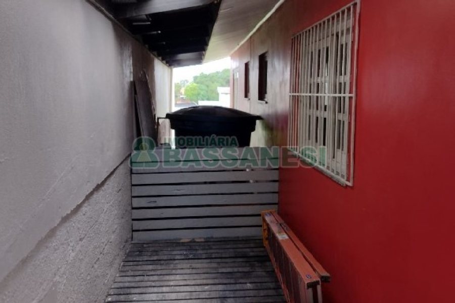 Casa com 215m², 5 dormitórios, 2 vagas, no bairro Charqueadas em Caxias do Sul para Comprar