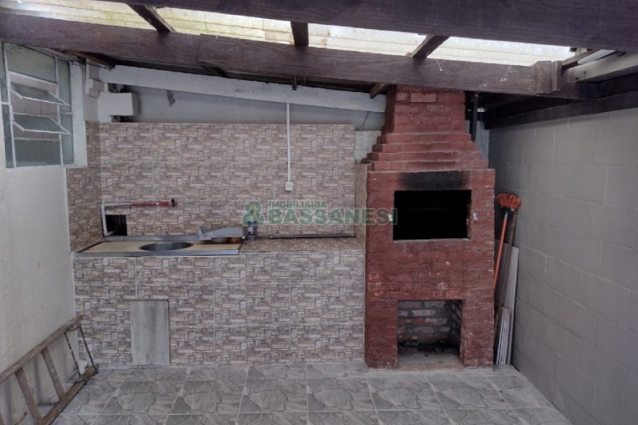 Casa com 215m², 5 dormitórios, 2 vagas, no bairro Charqueadas em Caxias do Sul para Comprar