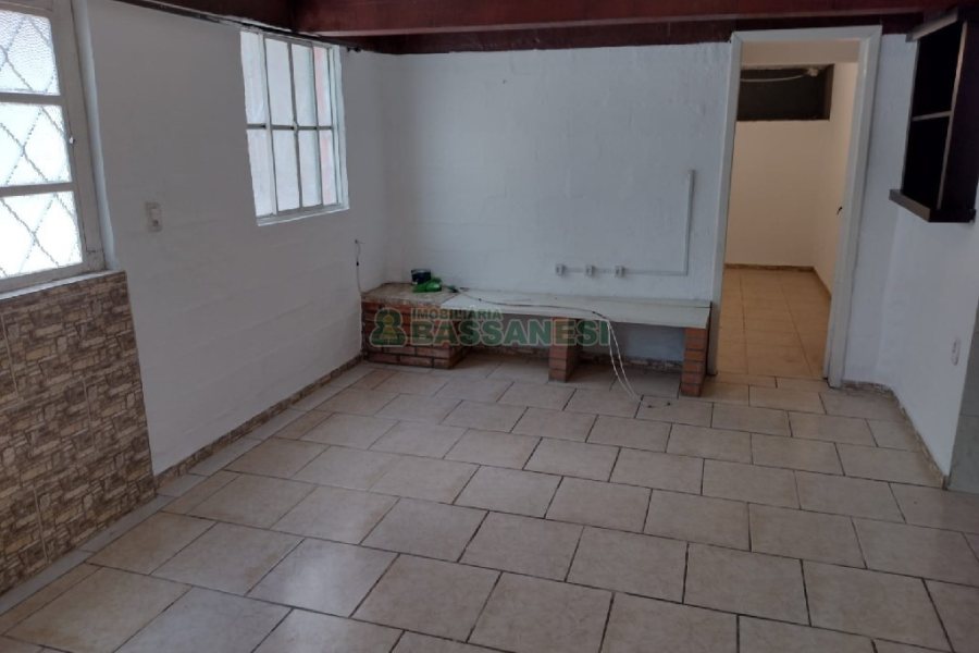 Casa com 215m², 5 dormitórios, 2 vagas, no bairro Charqueadas em Caxias do Sul para Comprar