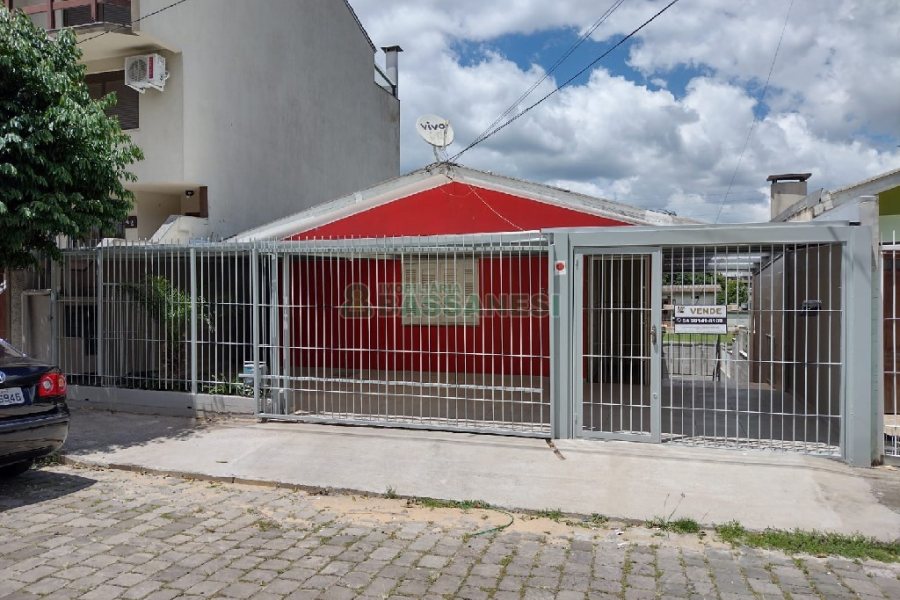 Casa com 215m², 5 dormitórios, 2 vagas, no bairro Charqueadas em Caxias do Sul para Comprar