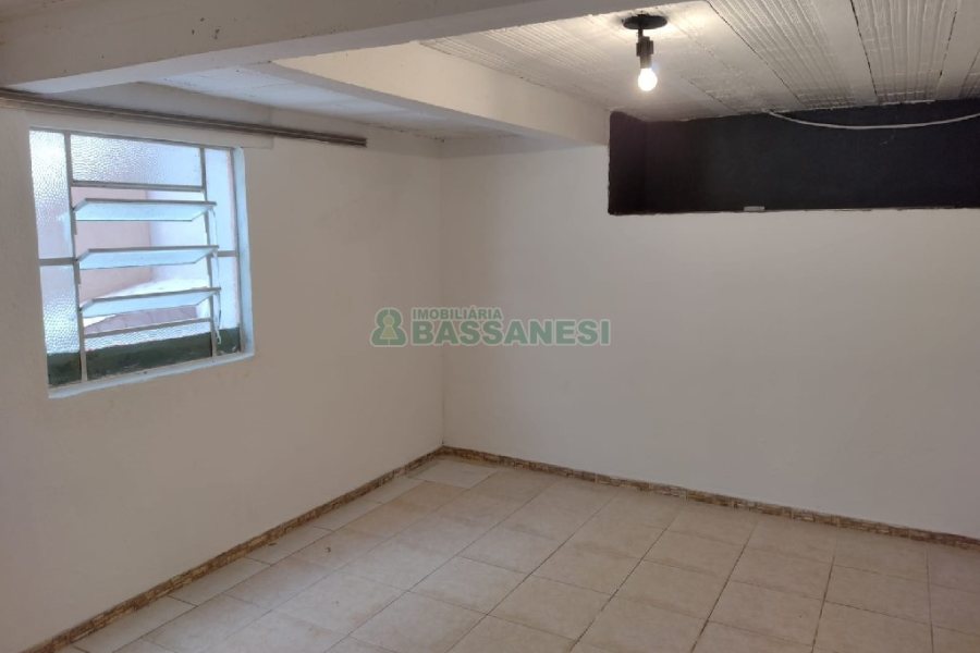 Casa com 215m², 5 dormitórios, 2 vagas, no bairro Charqueadas em Caxias do Sul para Comprar
