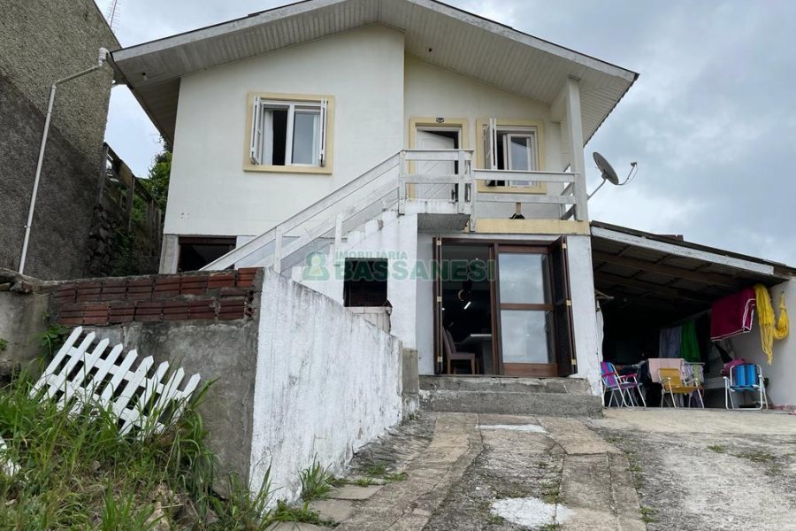 Casa Mobiliada com 105m², 3 dormitórios, 1 vaga, no bairro Marechal Floriano em Caxias do Sul para Comprar