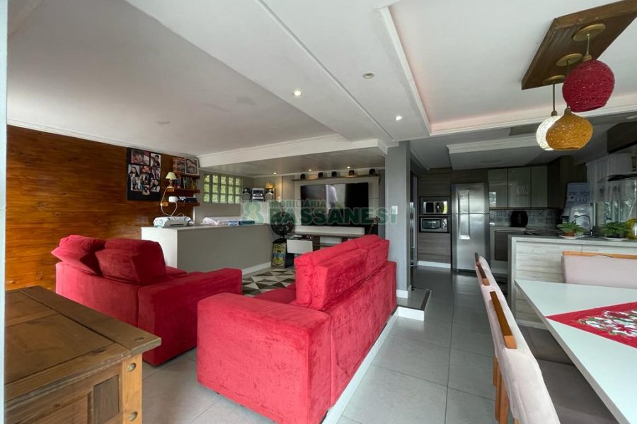 Casa Mobiliada com 105m², 3 dormitórios, 1 vaga, no bairro Marechal Floriano em Caxias do Sul para Comprar