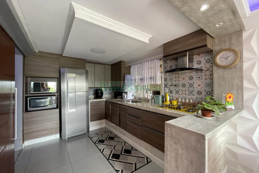 Casa Mobiliada com 105m², 3 dormitórios, 1 vaga, no bairro Marechal Floriano em Caxias do Sul para Comprar