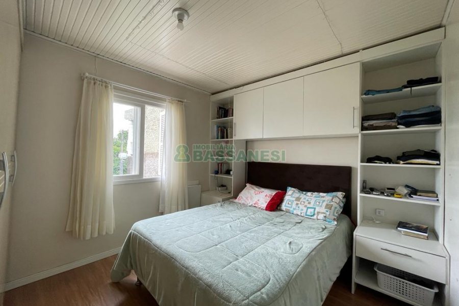 Casa Mobiliada com 105m², 3 dormitórios, 1 vaga, no bairro Marechal Floriano em Caxias do Sul para Comprar