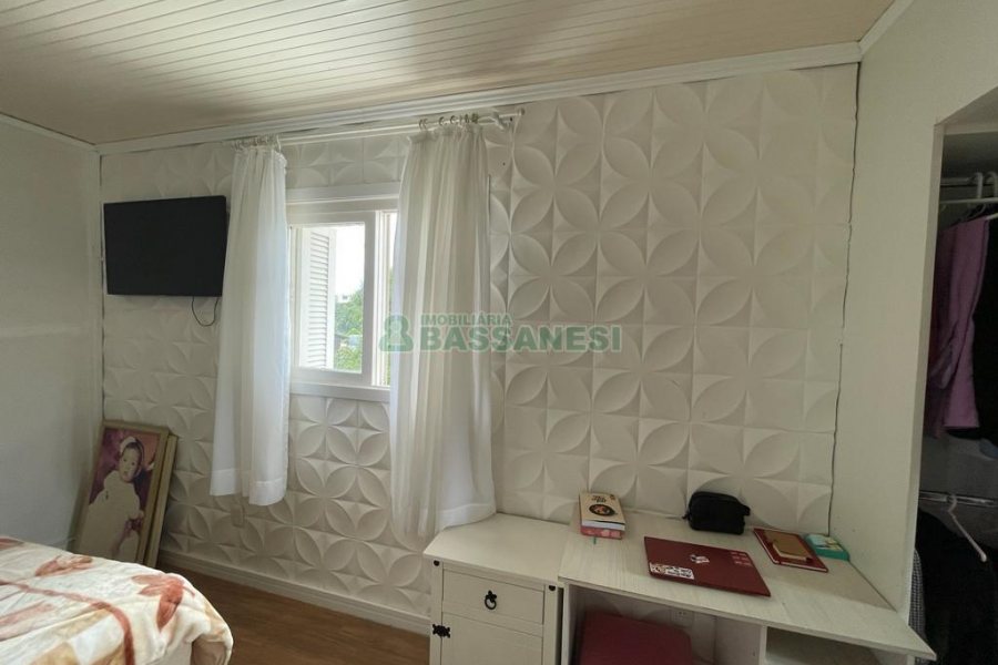 Casa Mobiliada com 105m², 3 dormitórios, 1 vaga, no bairro Marechal Floriano em Caxias do Sul para Comprar