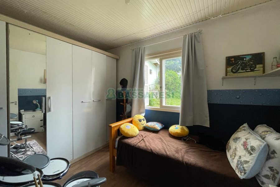 Casa Mobiliada com 105m², 3 dormitórios, 1 vaga, no bairro Marechal Floriano em Caxias do Sul para Comprar