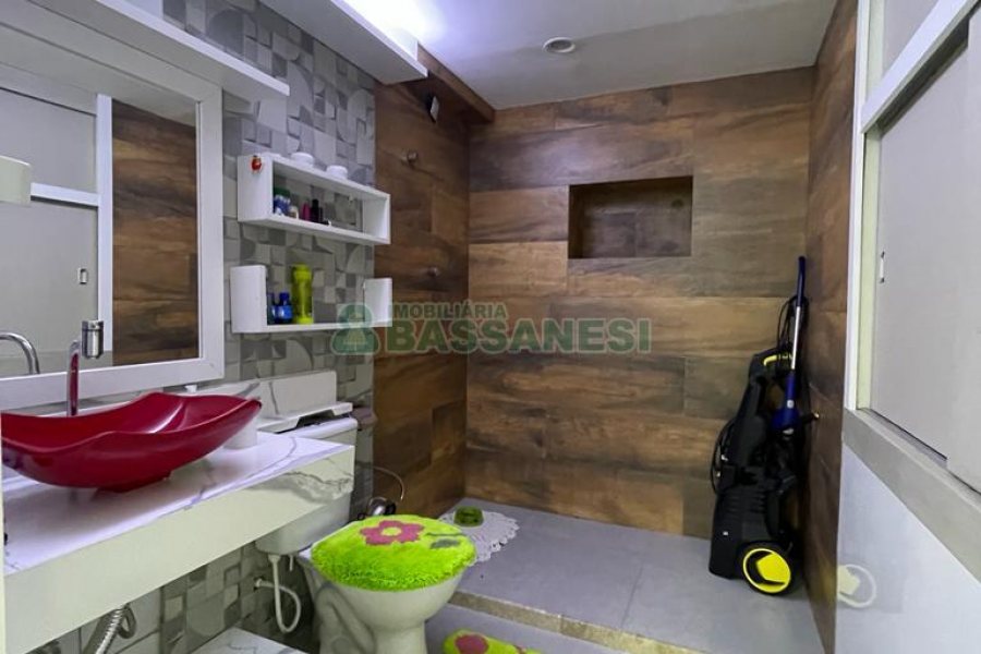 Casa Mobiliada com 105m², 3 dormitórios, 1 vaga, no bairro Marechal Floriano em Caxias do Sul para Comprar