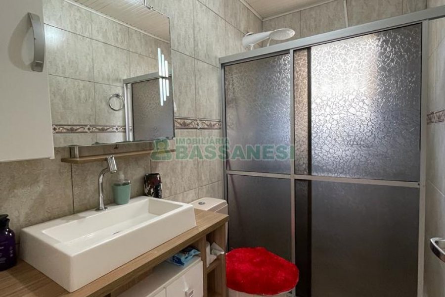 Casa Mobiliada com 105m², 3 dormitórios, 1 vaga, no bairro Marechal Floriano em Caxias do Sul para Comprar