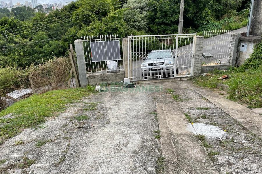 Casa Mobiliada com 105m², 3 dormitórios, 1 vaga, no bairro Marechal Floriano em Caxias do Sul para Comprar