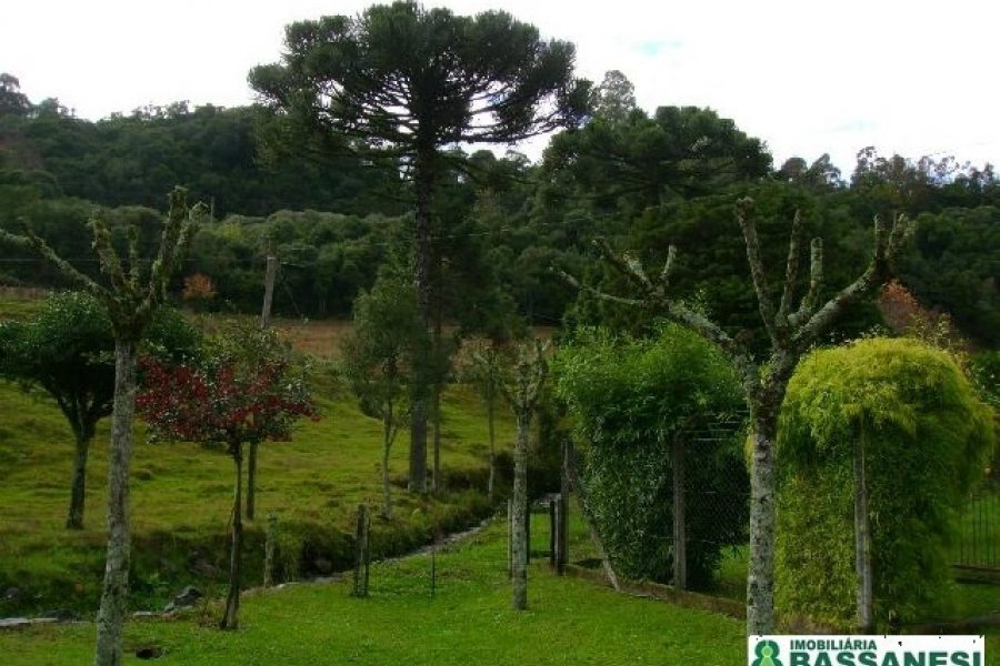 Chácara com 150m², 3 dormitórios, 1 vaga, no bairro Cidade Industrial em Caxias do Sul para Comprar