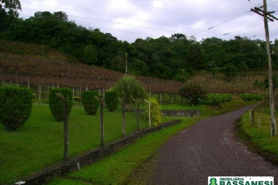 Chácara com 150m², 3 dormitórios, 1 vaga, no bairro Cidade Industrial em Caxias do Sul para Comprar