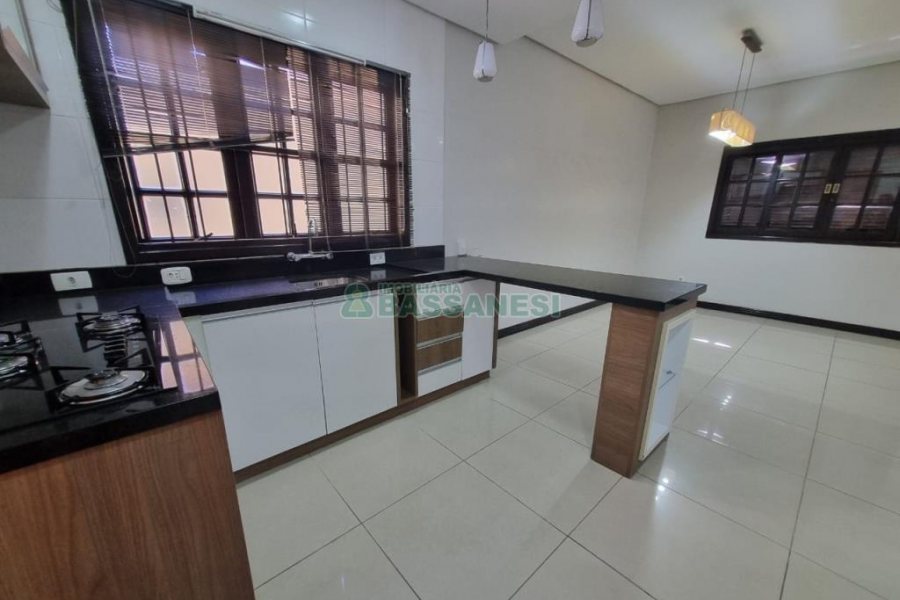 Casa com 150m², 3 dormitórios, 2 vagas, no bairro Salgado Filho em Caxias do Sul para Alugar