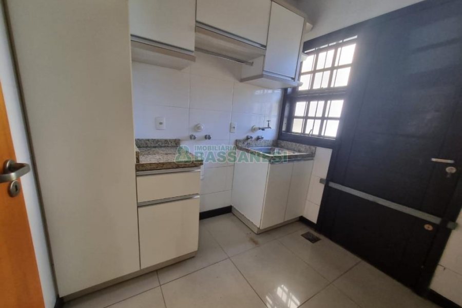 Casa com 150m², 3 dormitórios, 2 vagas, no bairro Salgado Filho em Caxias do Sul para Alugar