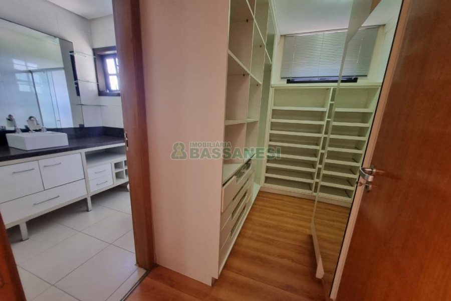 Casa com 150m², 3 dormitórios, 2 vagas, no bairro Salgado Filho em Caxias do Sul para Alugar