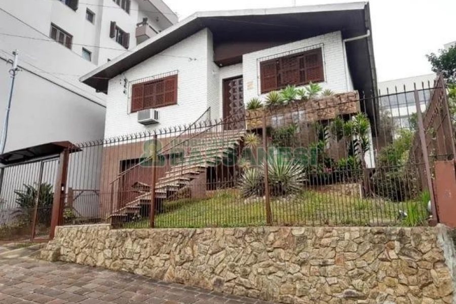 Casa com 200m², 3 dormitórios, 2 vagas, no bairro Rio Branco em Caxias do Sul para Alugar