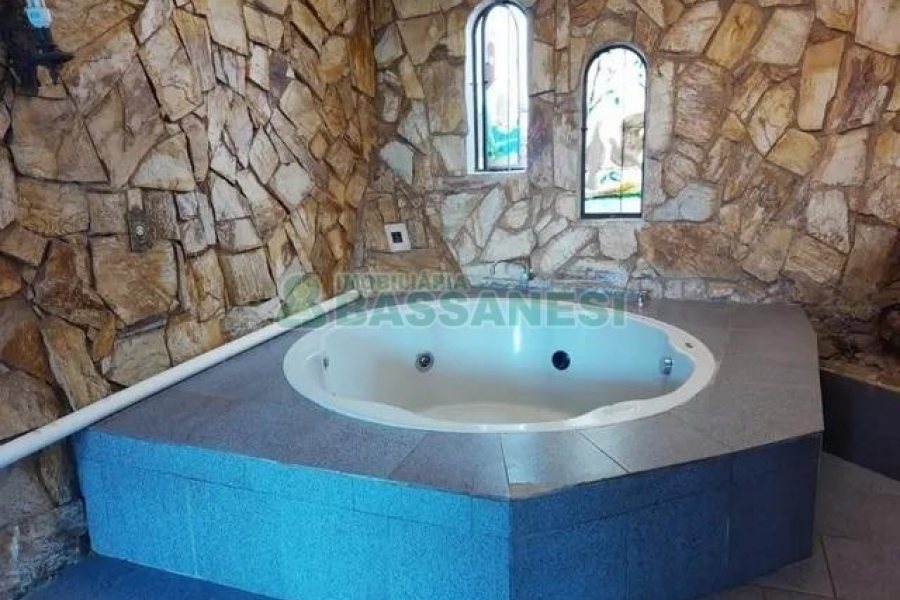 Casa com 200m², 3 dormitórios, 2 vagas, no bairro Rio Branco em Caxias do Sul para Alugar