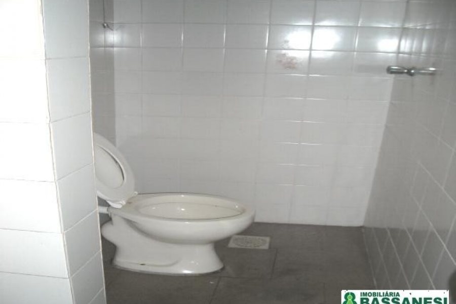 Loja com 320m², no bairro De Lazzer em Caxias do Sul para Alugar