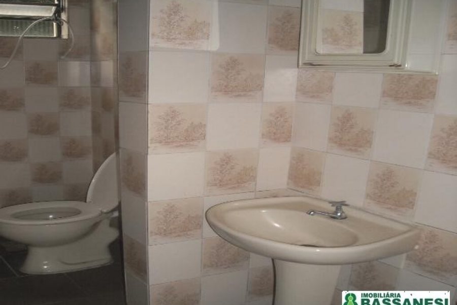 Loja com 320m², no bairro De Lazzer em Caxias do Sul para Alugar