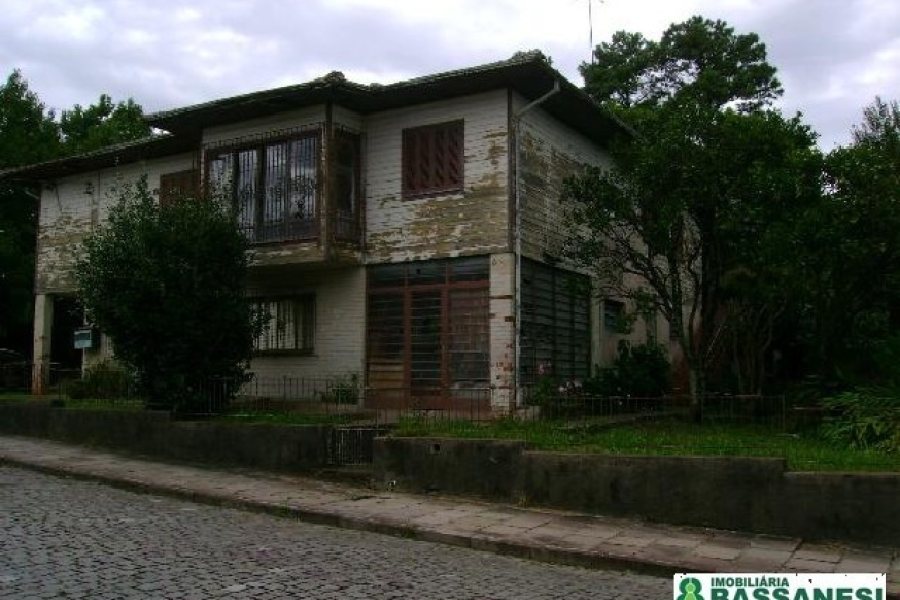 Casa com 160m², 6 dormitórios, 1 vaga, no bairro Cinqüentenário em Caxias do Sul para Comprar