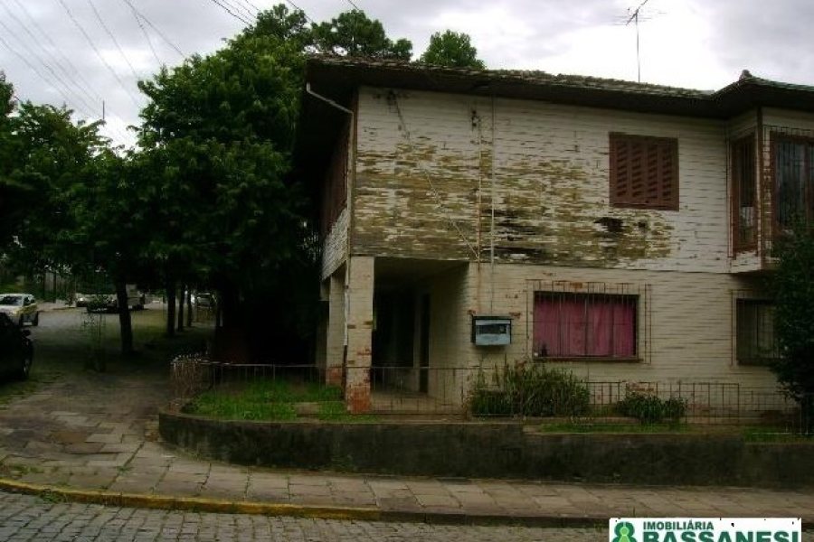 Casa com 160m², 6 dormitórios, 1 vaga, no bairro Cinqüentenário em Caxias do Sul para Comprar