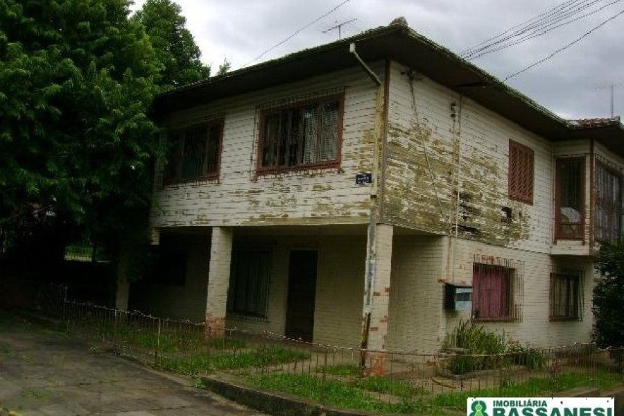 Casa com 160m², 6 dormitórios, 1 vaga, no bairro Cinqüentenário em Caxias do Sul para Comprar