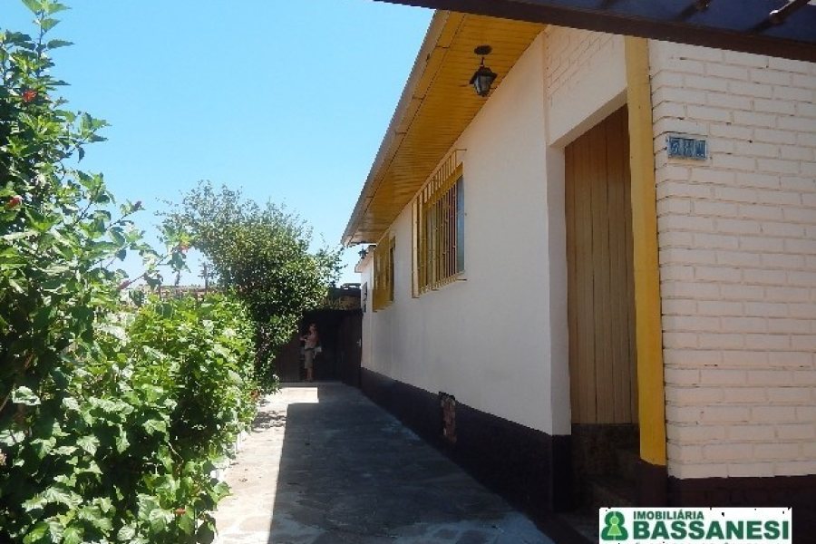 Casa com 96m², 4 dormitórios, 1 vaga, no bairro Kayser em Caxias do Sul para Comprar