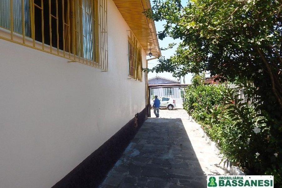 Casa com 96m², 4 dormitórios, 1 vaga, no bairro Kayser em Caxias do Sul para Comprar