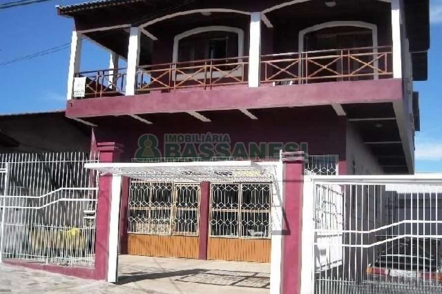 Casa com 361m², 3 dormitórios, 2 vagas, no bairro Fatima em Caxias do Sul para Comprar