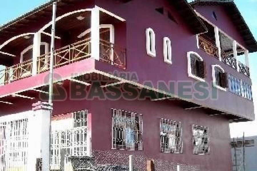 Casa com 361m², 3 dormitórios, 2 vagas, no bairro Fatima em Caxias do Sul para Comprar