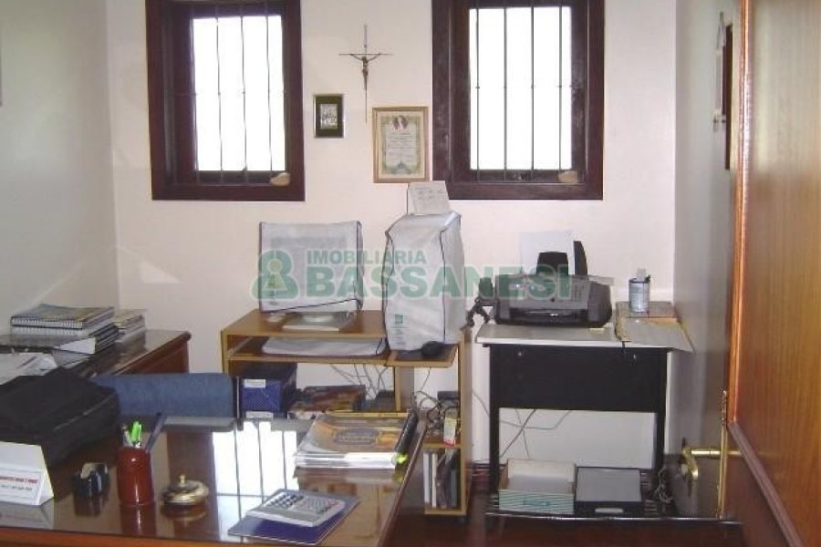 Casa com 600m², 5 dormitórios, 4 vagas, no bairro Saint Etienne em Caxias do Sul para Comprar