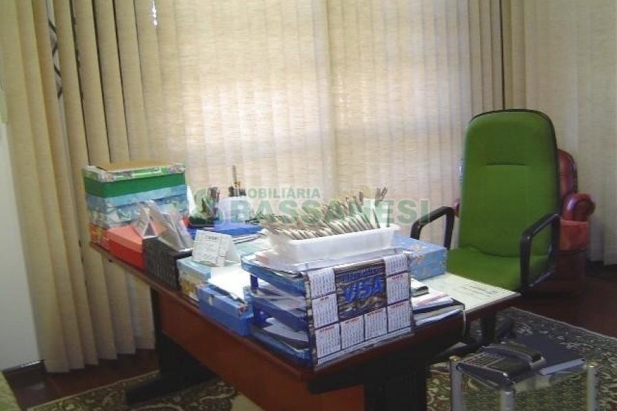 Casa com 600m², 5 dormitórios, 4 vagas, no bairro Saint Etienne em Caxias do Sul para Comprar