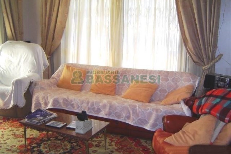 Casa com 600m², 5 dormitórios, 4 vagas, no bairro Saint Etienne em Caxias do Sul para Comprar