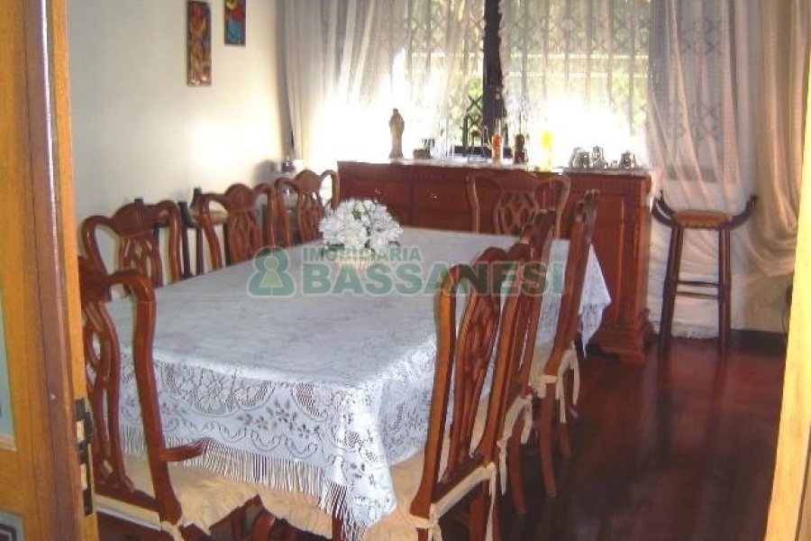 Casa com 600m², 5 dormitórios, 4 vagas, no bairro Saint Etienne em Caxias do Sul para Comprar