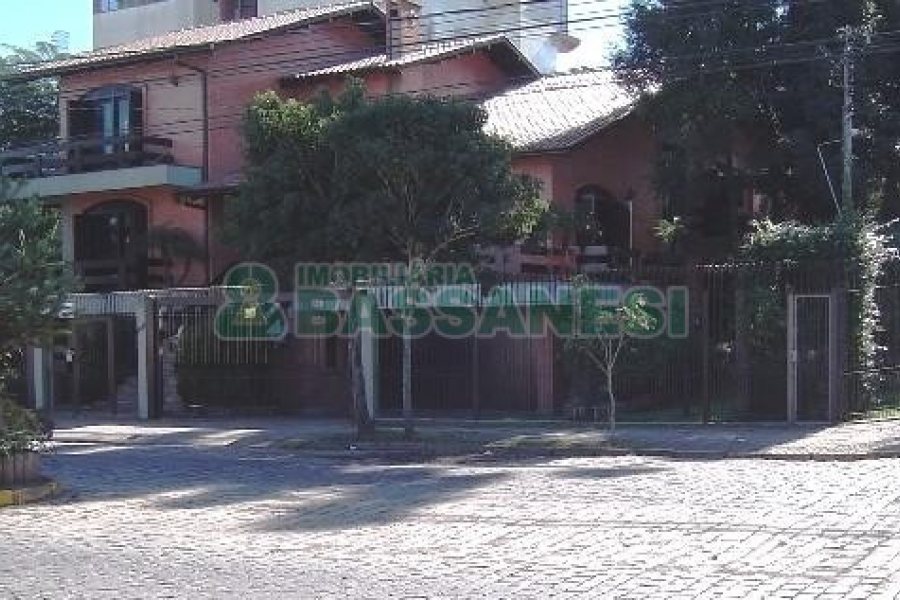Casa com 600m², 5 dormitórios, 4 vagas, no bairro Saint Etienne em Caxias do Sul para Comprar
