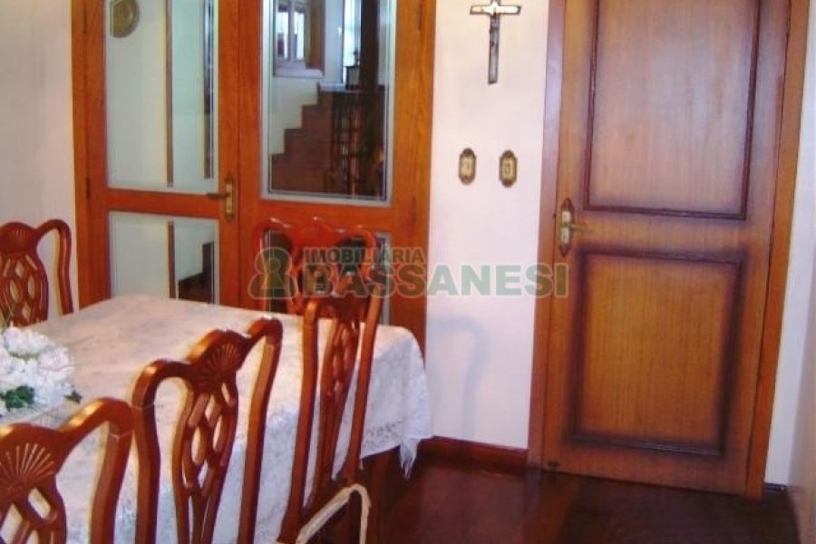 Casa com 600m², 5 dormitórios, 4 vagas, no bairro Saint Etienne em Caxias do Sul para Comprar