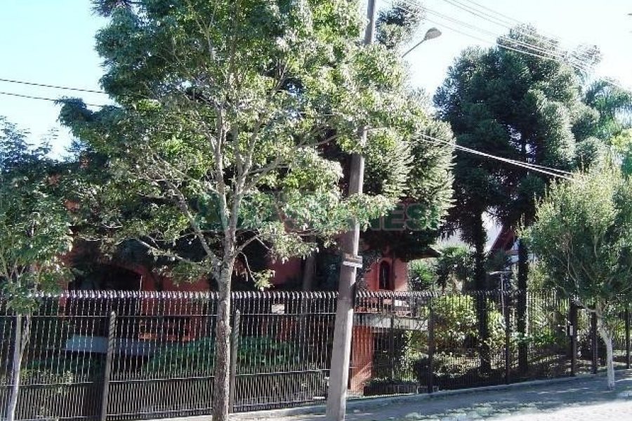 Casa com 600m², 5 dormitórios, 4 vagas, no bairro Saint Etienne em Caxias do Sul para Comprar