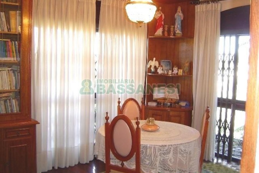 Casa com 600m², 5 dormitórios, 4 vagas, no bairro Saint Etienne em Caxias do Sul para Comprar