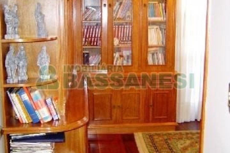 Casa com 600m², 5 dormitórios, 4 vagas, no bairro Saint Etienne em Caxias do Sul para Comprar