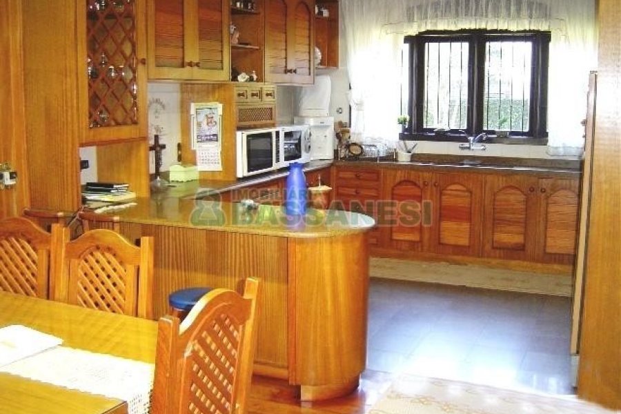 Casa com 600m², 5 dormitórios, 4 vagas, no bairro Saint Etienne em Caxias do Sul para Comprar